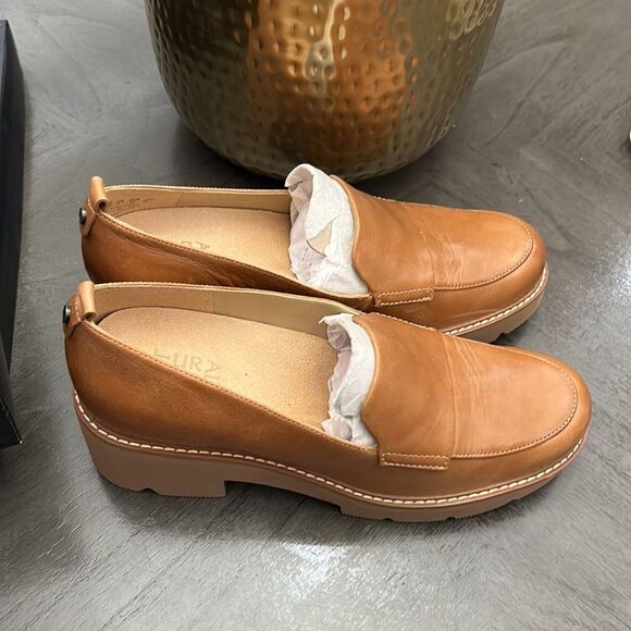 NATURALIZER Darry Lug Sole Loafers (WIDE) - Picture 6 of 11